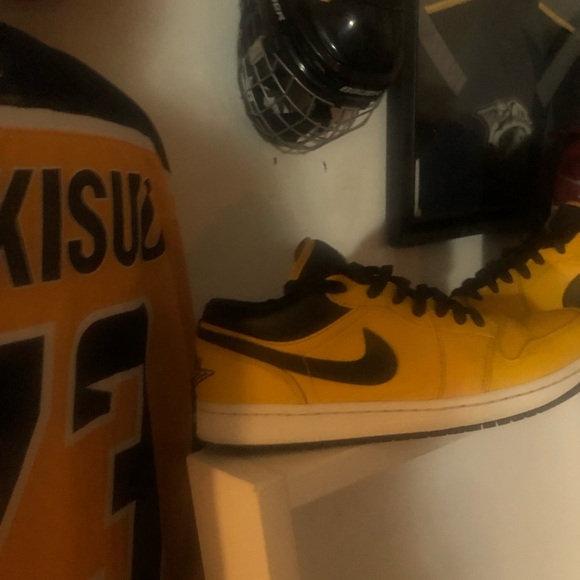 Nike Air Jordan’s 1’s Yellow and Black, like new still. I really good condition - Picture 5 of 13